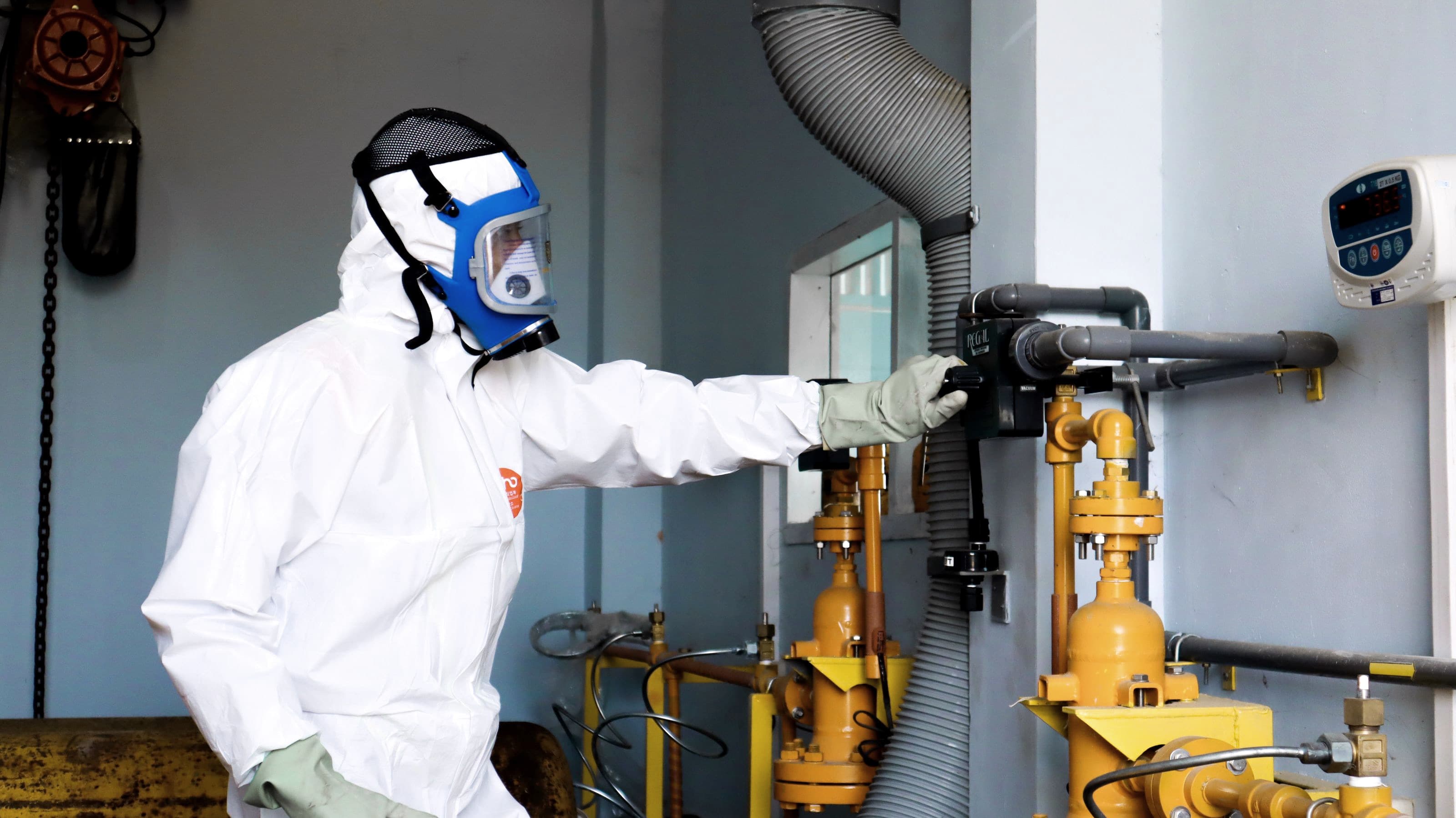 Technicien en appareil de protection respiratoire intervenant sur des organes de coupure gaz