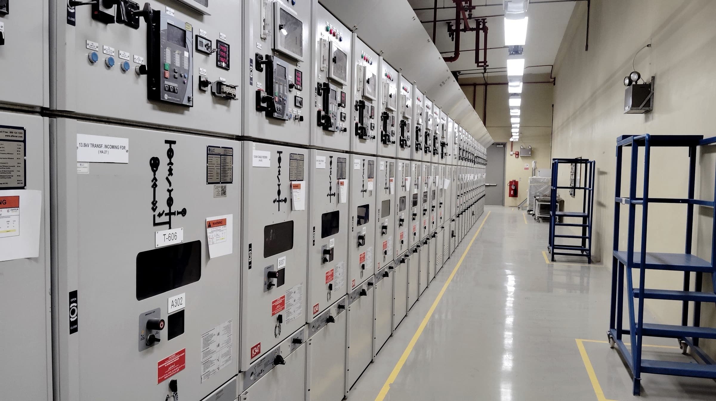 Couloir de cellules techniques en environnement industriel